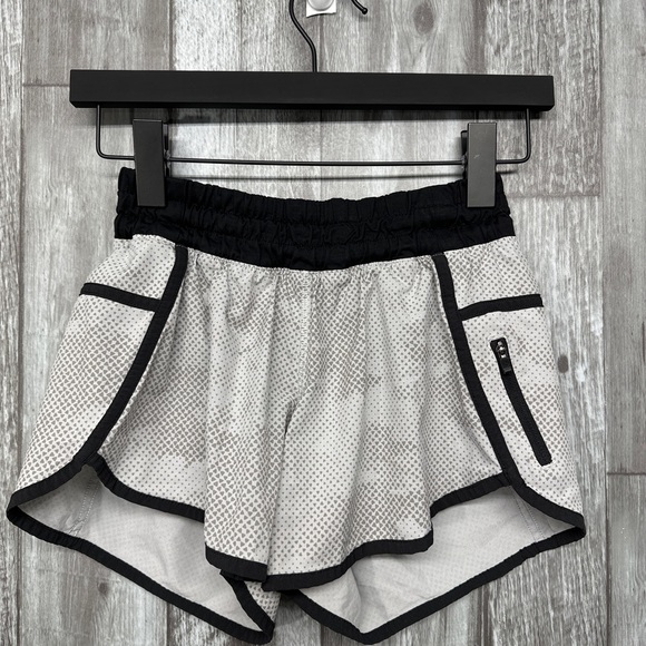 ⭐️Lululemon Tracker Short III in Diamond Camo Silver Spoon Grey [1458] - Picture 5 of 9
